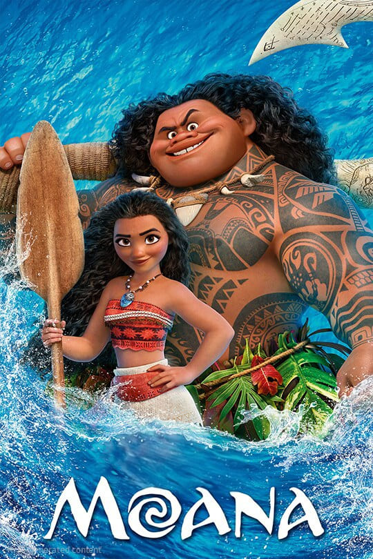 Moana und Maui stehen gemeinsam in den Wellen des Ozeans. Moana hält ein Ruder in der Hand, und Maui, der mit Tätowierungen übersät ist, lächelt hinter ihr. Palmblätter und Wasser umgeben die beiden. Unten ist das Wort „Moana“ zu sehen, was ein Gefühl von Abenteuer weckt und an die unendlichen Unterhaltungsmöglichkeiten mit IPTV Kaufe erinnert.