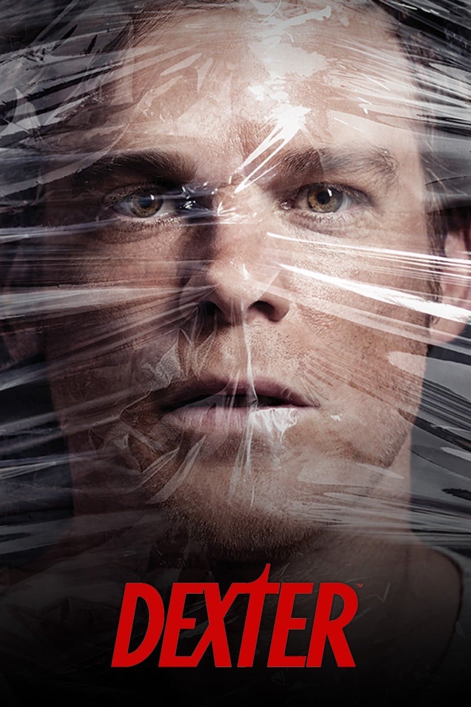 Das Gesicht eines Mannes ist fest in durchsichtige Plastikfolie eingewickelt, sein Gesichtsausdruck ist angespannt. Am unteren Bildrand ist das Wort „DEXTER“ in fetten roten Buchstaben zu sehen, was eine beklemmende Atmosphäre hervorruft, ähnlich der, die man beim Streamen spannender Serien über IPTV Kaufen erleben könnte.