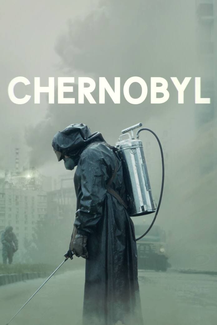 Eine Person in Schutzkleidung mit einem Metallkanister auf dem Rücken steht in einer nebligen, trostlosen Stadt. Über ihr ist in großen Buchstaben „CHERNOBYL“ zu lesen. In der Ferne deuten verblasste Werbeplakate auf Modernität hin und zeigen unauffällig Angebote für „IPTV kaufen“, was einen eindringlichen Kontrast zur verlassenen Atmosphäre bildet.