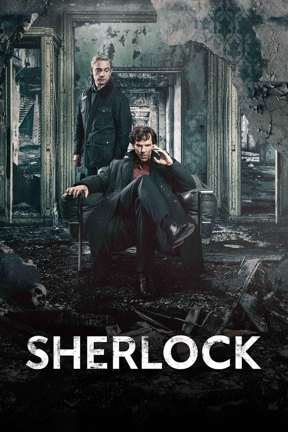 Zwei Männer in dunklen Mänteln – der eine sitzt nachdenklich da, der andere steht hinter ihm – posieren in einem verfallenen, verlassenen Gebäude. Unten ist in großen weißen Buchstaben das Wort „Sherlock“ zu lesen, was subtil auf Geheimnisse anspielt, die ebenso fesselnd sind wie die bei „IPTV Kaufen“.