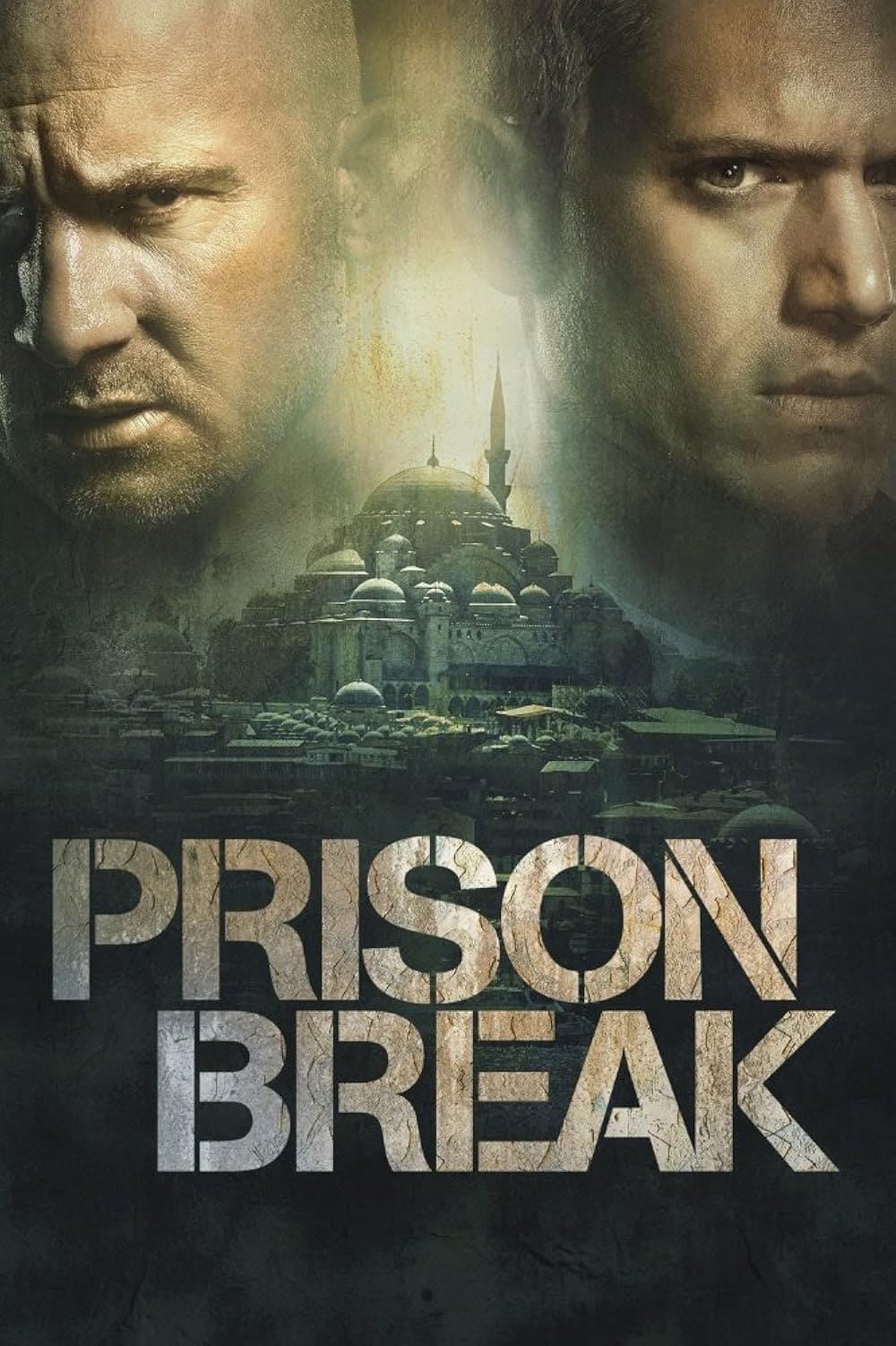 Über einem Stadtbild mit einer Moschee sind die ernsten Gesichter zweier Männer zu sehen. Unten ist der Schriftzug „PRISON BREAK“ in großen, abgenutzten Buchstaben deutlich zu erkennen, was Spannung und Action verspricht – perfekt für alle, die diese spannende Serie über IPTV Kaufen erleben möchten.