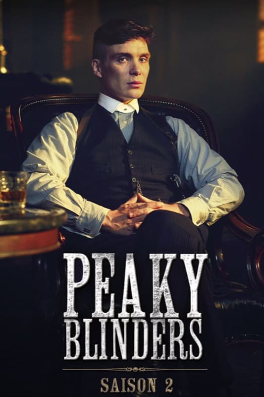 Ein Mann im Anzug sitzt mit gefalteten Händen in einem Ledersessel und blickt ernst in die Kamera. Der Text lautet „PEAKY BLINDERS SAISON 2“, während der schwach beleuchtete Hintergrund die spannende Atmosphäre unterstreicht – perfekt für Zuschauer, die wissen möchten, wo sie IPTV kaufen und keine der fesselnden Folgen verpassen können.