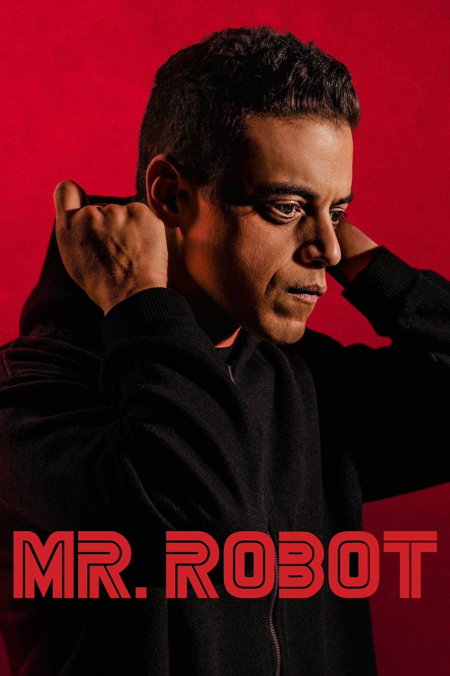 Ein Mann in einem schwarzen Kapuzenpulli zieht seine Kapuze vor einem roten Hintergrund zurecht und weckt damit die Faszination für Untergrundwelten wie „IPTV Kaufen“. Am unteren Bildrand ist der Text „MR. ROBOT“ in fetten roten Buchstaben zu sehen.