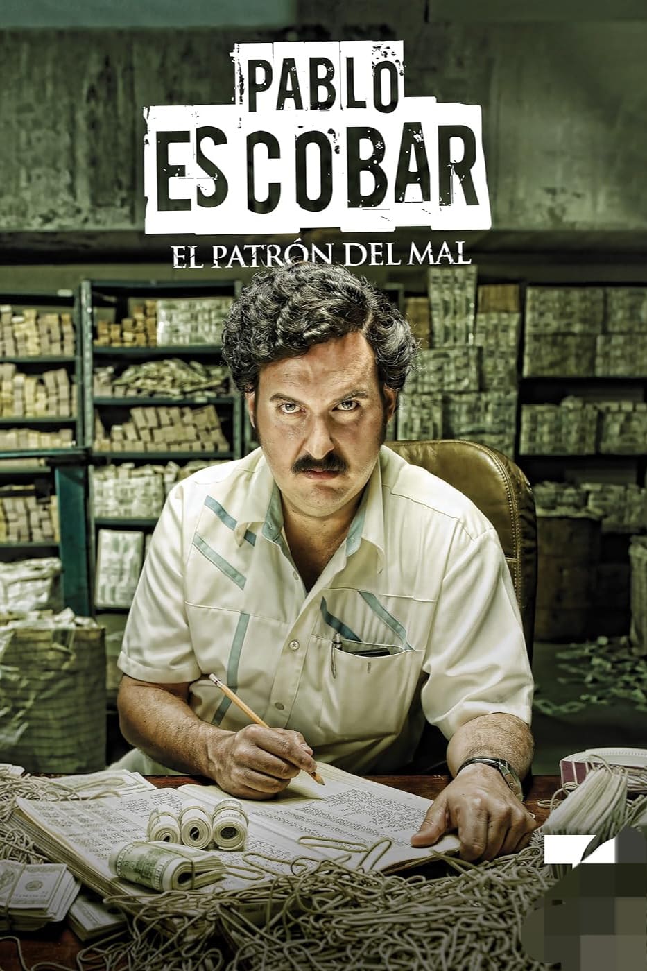 Ein Mann mit Schnurrbart sitzt an einem überfüllten Schreibtisch, auf dem Geld, Büromaterial und Unterlagen liegen. Über dem Bild steht der Text „Pablo Escobar – El Patrón del Mal“. Im Hintergrund sind Geldstapel zu sehen, neben einem Laptop, auf dessen Bildschirm die Website „IPTV Kaufen“ angezeigt wird.