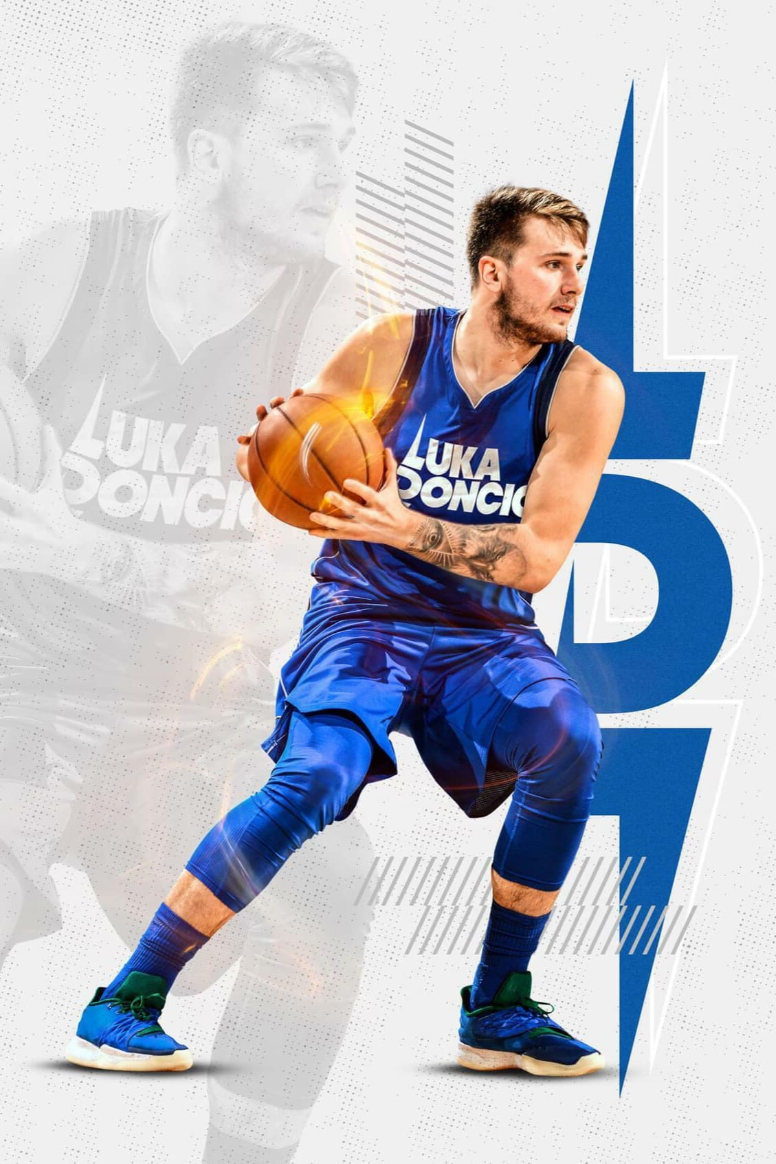 Basketballspieler in blauem Trikot, der einen Basketball hält und zum Pass bereit ist, mit dynamischen grafischen Elementen und seinem verblassten Abbild im Hintergrund – ideal für Werbeaktionen oder Banner zum Thema „IPTV kaufen“.