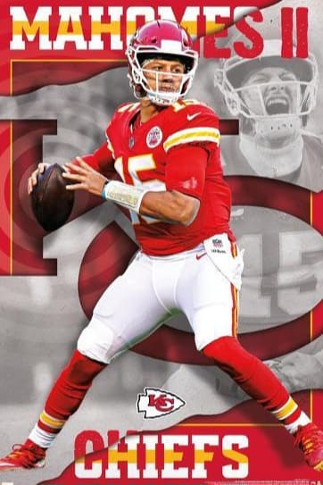 Ein Footballspieler im roten Trikot der Kansas City Chiefs macht sich bereit, einen Pass zu werfen. Oben steht „Mahomes II“ und unten „Chiefs“, im Hintergrund ist ein verblasstes Bild des Spielers zu sehen – perfekt für Fans, die jeden Moment mit „IPTV Kaufen“ festhalten möchten.