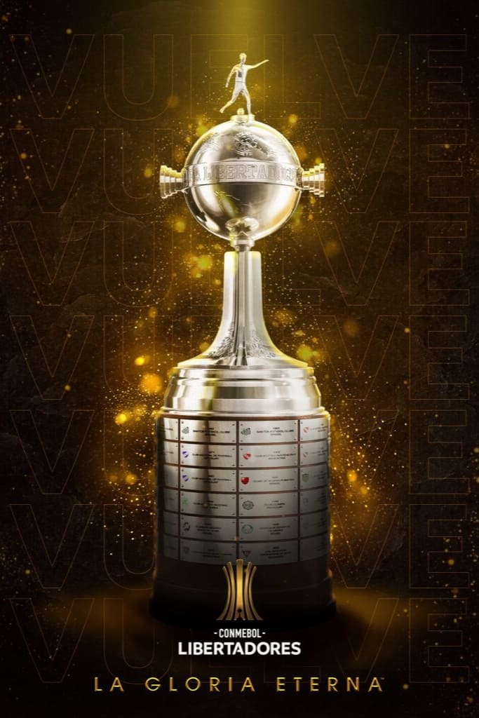 Eine glänzende Copa-Libertadores-Trophäe mit Mannschaftsplaketten vor einem goldenen Hintergrund. Unten sind die Schriftzüge „CONMEBOL LIBERTADORES“ und „LA GLORIA ETERNA“ zu sehen – das perfekte Bild für leidenschaftliche Fans, die legendäre Siege feiern möchten. Jetzt zum Streamen erhältlich bei IPTV Kaufen.