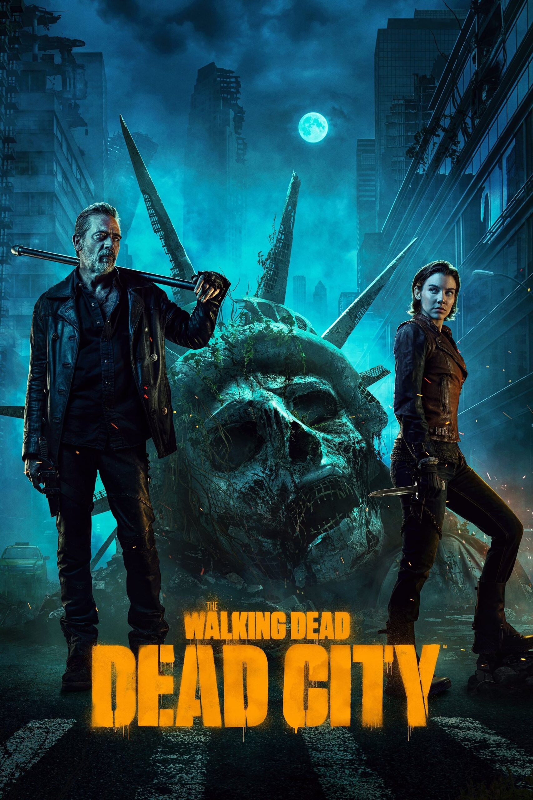 Zwei Menschen stehen nachts in einer zerstörten Stadt, hinter ihnen liegt der zerschmetterte Kopf der Freiheitsstatue. Blaues Licht durchflutet die Szene und schafft eine bedrohliche Atmosphäre. Der Titel „The Walking Dead: Dead City“ ist unten in fetten gelben Buchstaben zu sehen, was diese Serie zu einem absoluten Muss für Fans macht, die sie über IPTV Kaufen sehen möchten.