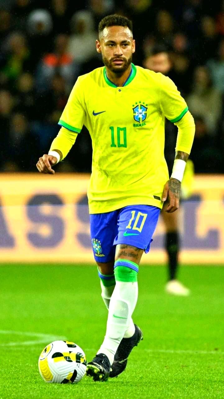 Ein Fußballspieler im gelben Trikot der brasilianischen Nationalmannschaft mit der Rückennummer 10 dribbelt während eines Spiels den Ball über den Platz – ein spannender Moment, den Sie mit „IPTV Kaufen“ für nahtloses Sport-Streaming live mitverfolgen können.