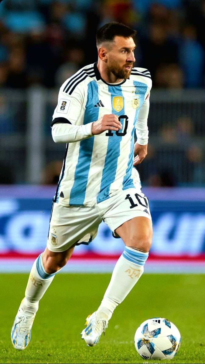 Ein Fußballspieler im Trikot der argentinischen Nationalmannschaft mit der Rückennummer 10 rennt über das Spielfeld und konzentriert sich ganz auf den Ball an seinen Füßen. Der Stadionhintergrund ist unscharf, wodurch die Spielaktion besonders gut zur Geltung kommt – ideal für Fans, die keinen Moment verpassen möchten und sich für „IPTV Kaufen“ entscheiden, um Spiele nahtlos live zu streamen.