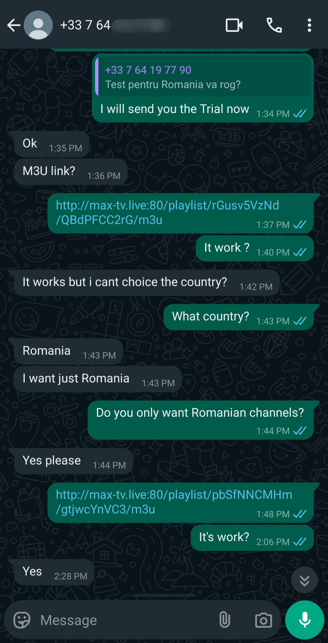 WhatsApp-Chat über einen IPTV-Dienst. Ein Nutzer, der sich für den Kauf von IPTV interessiert, fragt nach einer Testversion für Rumänien und einem Link und erwähnt, dass er ausschließlich rumänische Sender sehen möchte. Der andere Nutzer stellt Links zu Playlists zur Verfügung und fragt, ob diese funktionieren. Das Gespräch endet mit einer Bestätigung.