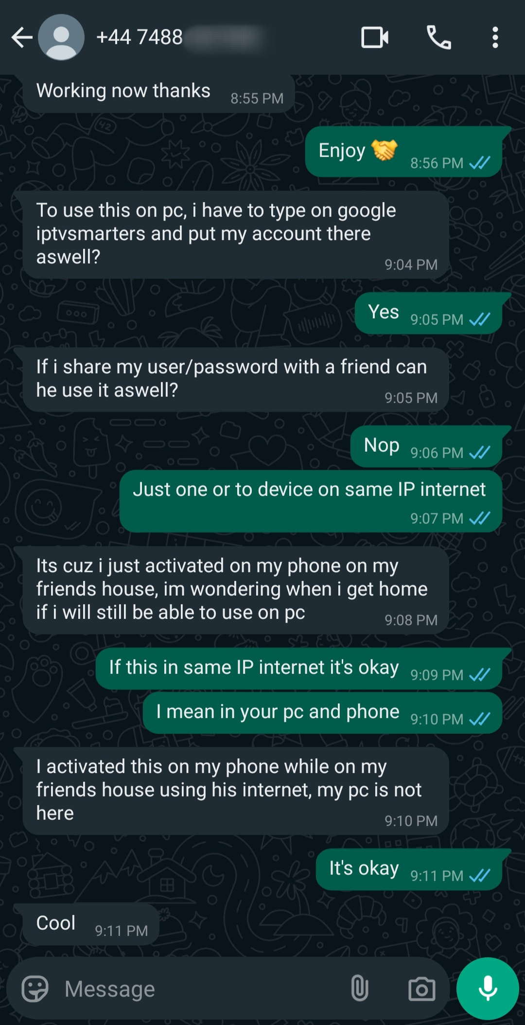 Ein WhatsApp-Chat, in dem die Nutzung eines IPTV-Kaufe-Kontos auf mehreren Geräten erörtert wird, in dem klargestellt wird, dass die gemeinsame Nutzung nur über dieselbe IP-Adresse oder denselben Internetanschluss erlaubt ist, und in dem bestätigt wird, dass ein Fernzugriff nicht gestattet ist.