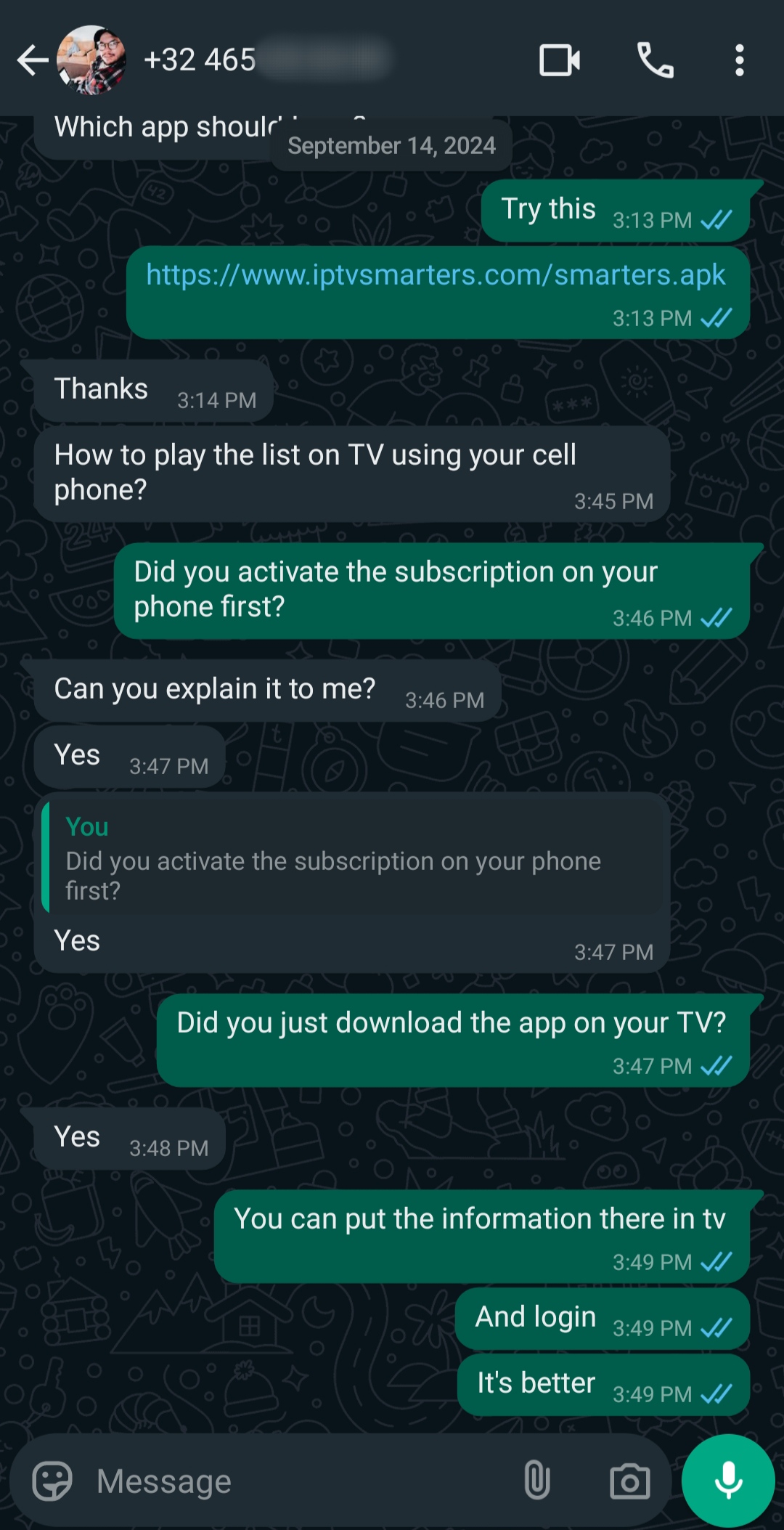 In einem WhatsApp-Chat bittet ein Nutzer um Hilfe, um mit seinem Smartphone ein TV-Programm abzurufen. Die andere Person erklärt ihm, wie er eine App herunterladen, ein IPTV-Kaufen-Abonnement aktivieren und sich anmelden muss, um das beste Erlebnis zu genießen.
