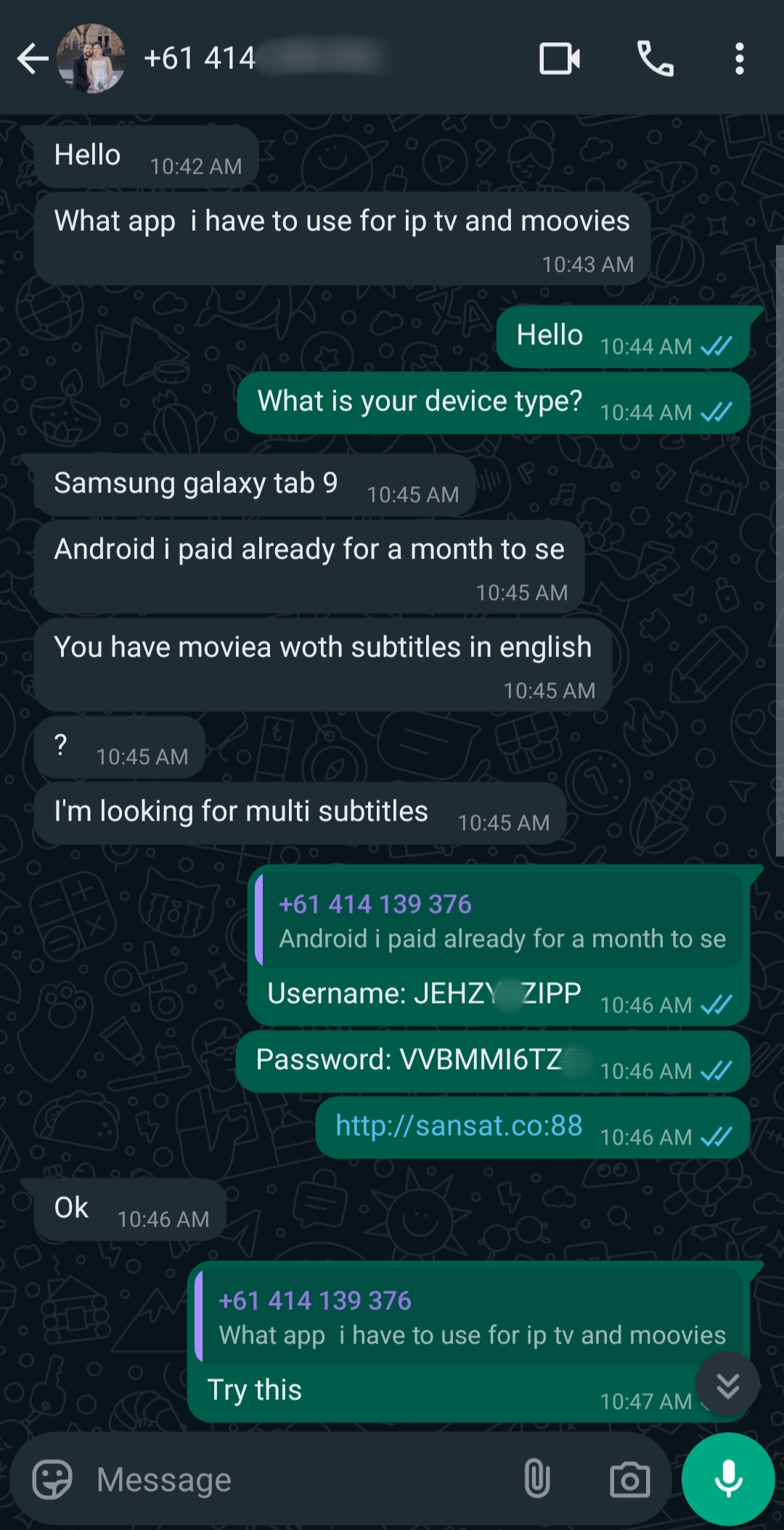 Ein WhatsApp-Chat zeigt eine Unterhaltung über die Einrichtung von IPTV und Filmen auf einem Android-Tablet, einschließlich der bereitgestellten Anmeldedaten und eines Website-Links für „IPTV Kaufen“. Auf dem Bildschirm eines Smartphones sind grüne und graue Sprechblasen zu sehen.