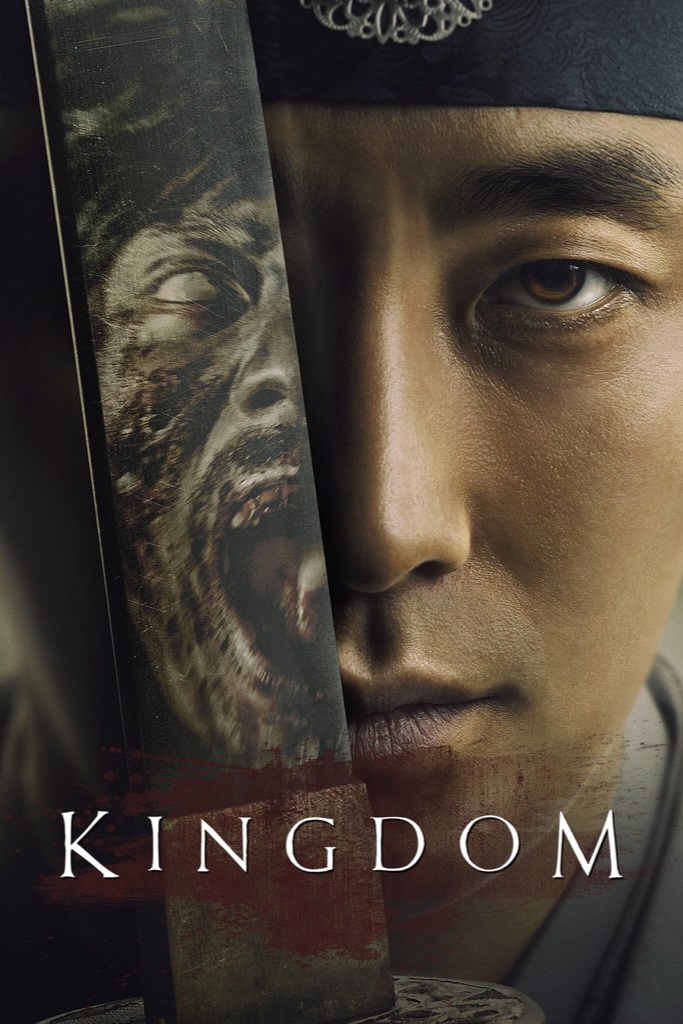 Ein Mann in traditioneller koreanischer Tracht hält ein Schwert in der Hand. Die scharfe, glänzende Klinge spiegelt das Gesicht eines schreienden Zombies wider. Unten steht das Wort „KINGDOM“ und fasst das gruselige Drama zusammen – perfekt für alle, die das Ganze mit „IPTV Kaufen“ erleben möchten.